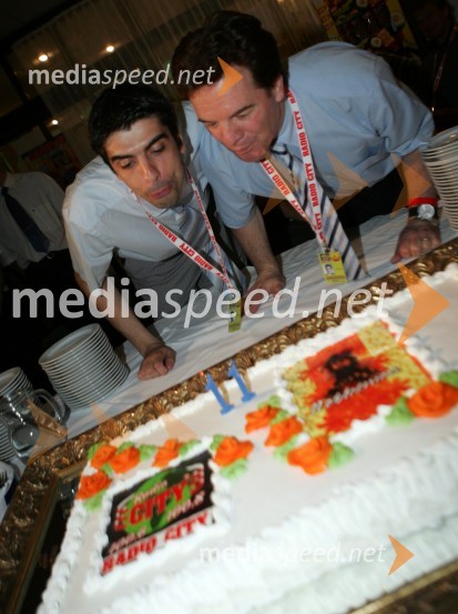 Bor Greiner, odgovorni urednik Radia City in Mišo Hoelbl, direktor in lastnik radia City sta upihnila enajsto svečko na tortiRadio City koncert