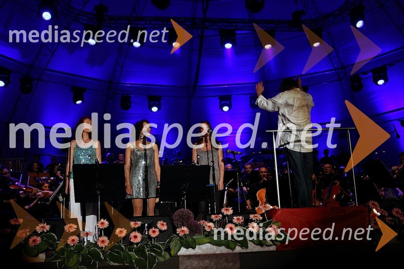 Orkester Slovenske filharmonije ter Monika Sramlova, Nikoleta Spalasova in Teresa Halova, pevkeSlovenski filharmoniki in Tony Cetinski, open air koncert