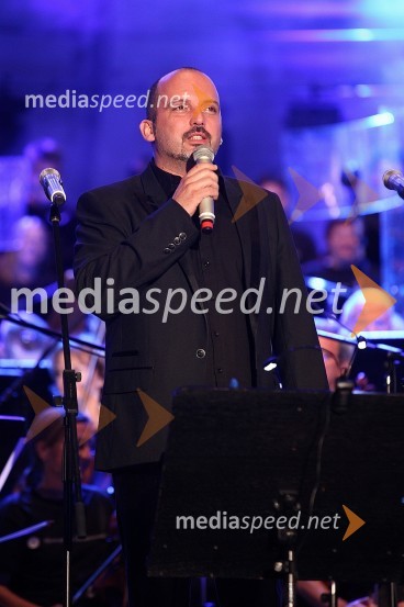 Tony Cetinski, hrvaški pevecSlovenski filharmoniki in Tony Cetinski, open air koncert