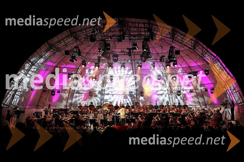 Orkester Slovenske filharmonije ter Monika Sramlova, Nikoleta Spalasova in Teresa Halova, pevkeSlovenski filharmoniki in Tony Cetinski, open air koncert