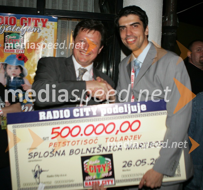 Gregor Pivec, direktor Splošne bolnišnice Maribor in Bor Greiner, odgovorni urednik Radia CityRadio City koncert