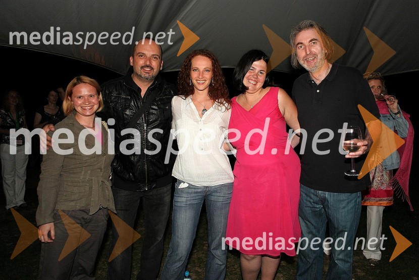 Andreja Šuštaršič Tomšič, Tony Cetinski, hrvaški pevec, Monika Sramlova, pevka, Barbara Novak, organizatorka dogodka Čarobni dan in Friedemann Riehle, dirigentSlovenski filharmoniki in Tony Cetinski, open air koncert