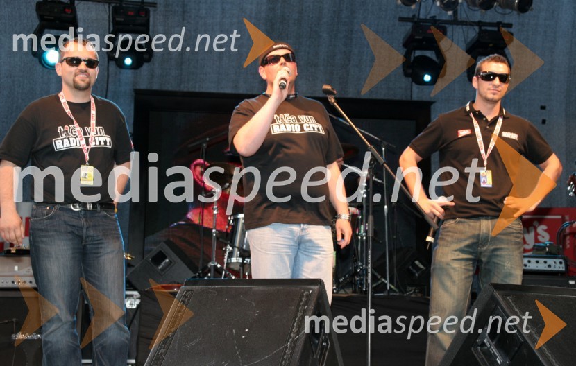 Dejan Vedlin in Matjaž Šalamun Šalca, člana ekipe Reporter Milan in Marko Potrč, moderator Radia CityRadio City koncert