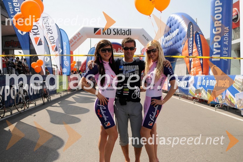 Miro Miškulin, nekdanji kolesar in pomočnik direktorja Maratona Franja ter hostesiMaraton Franja 2010