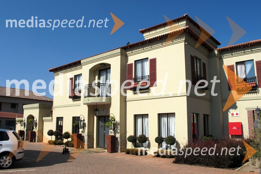 Hotel Meridian, Edenvale, Južna Afrika (hotel, v katerem je bivala slovenska nogometna reprezentanca)SP v nogometu kot ga vidi Danilo Steyer, predsednik ZDVVS