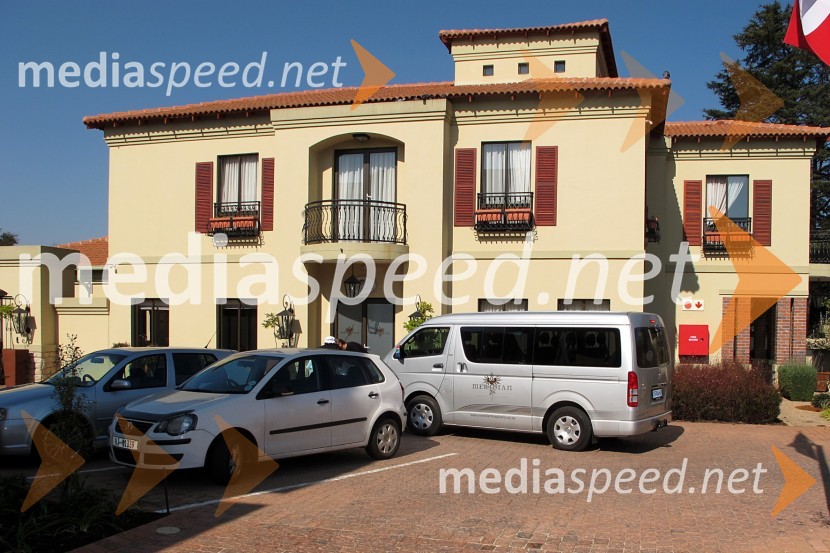 Hotel Meridian, Edenvale, Južna Afrika (hotel, v katerem je bivala slovenska nogometna reprezentanca)SP v nogometu kot ga vidi Danilo Steyer, predsednik ZDVVS