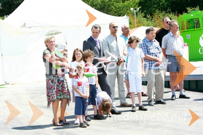 Miha Petač, lastnik bioplinske elektrarne Organica - Petač z družino, Igor Kenda, lastnik agencije Doberman Creative Company ter obiskovalciOdprtje bioplinske elektrarne Organica - Petač