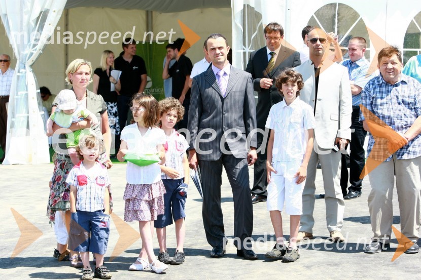 Miha Petač, lastnik bioplinske elektrarne Organica - Petač z družino in Igor Kenda, lastnik agencije Doberman Creative CompanyOdprtje bioplinske elektrarne Organica - Petač