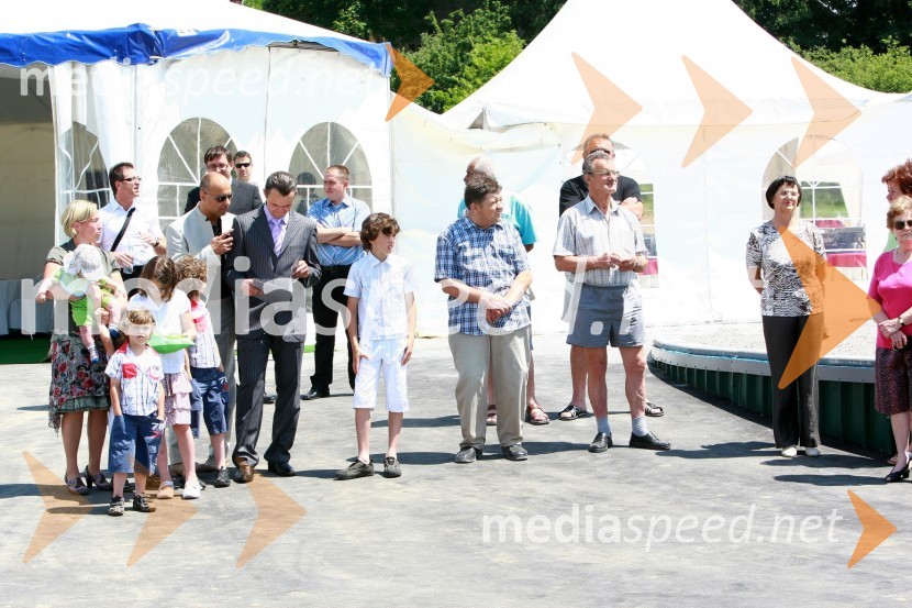 Igor Kenda, lastnik agencije Doberman Creative Company, Miha Petač, lastnik bioplinske elektrarne Organica - Petač z družino ter obiskovalciOdprtje bioplinske elektrarne Organica - Petač