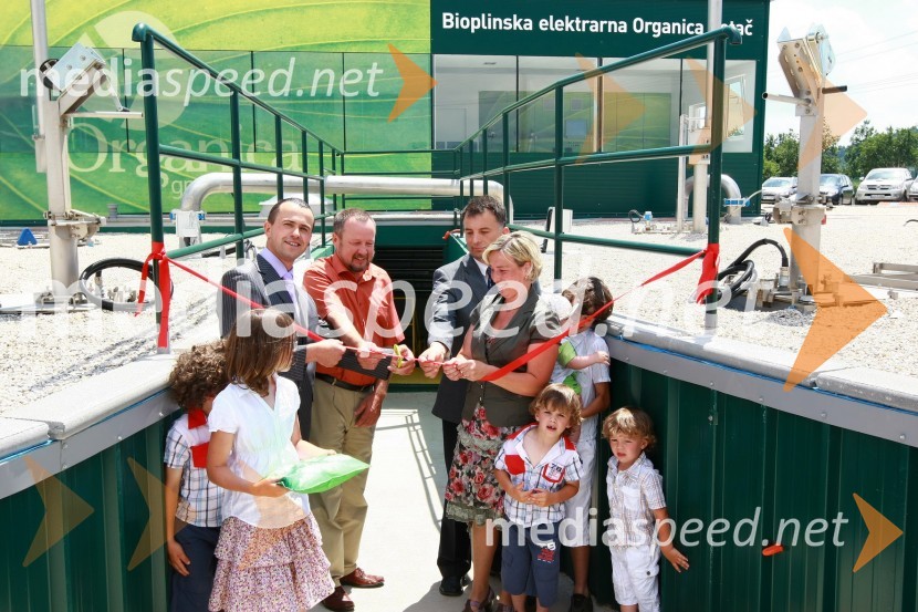Miha Petač, lastnik bioplinske elektrarne Organica - Petač z družino, Miran Naglič, Kmetijsko gozdarska zbornica Slovenije ter mag. Tomaž Poje, Kmetijski inštitut SlovenijeOdprtje bioplinske elektrarne Organica - Petač
