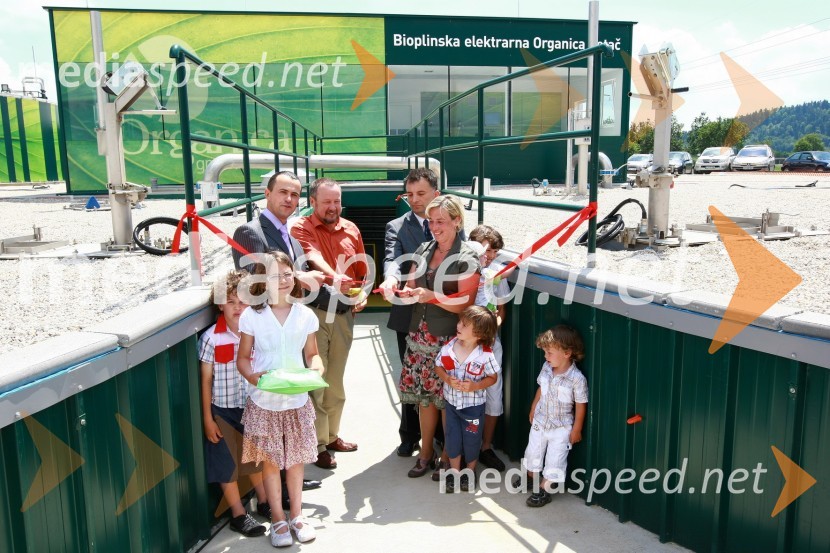 Miha Petač, lastnik bioplinske elektrarne Organica - Petač z družino, Miran Naglič, Kmetijsko gozdarska zbornica Slovenije ter mag. Tomaž Poje, Kmetijski inštitut SlovenijeOdprtje bioplinske elektrarne Organica - Petač