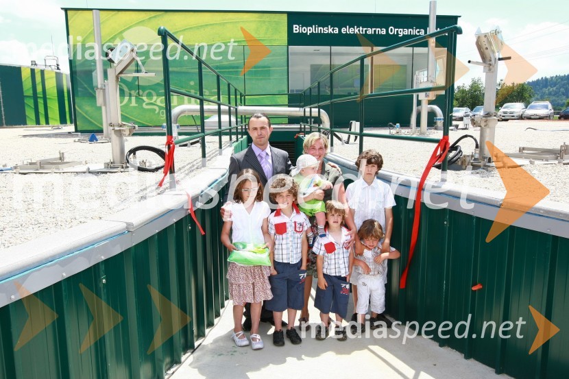 Miha Petač, lastnik bioplinske elektrarne Organica - Petač z družinoOdprtje bioplinske elektrarne Organica - Petač