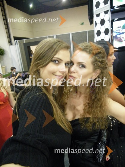 Tina Petelin, Miss Slovenije 2009 in Martina Davidova, prva spremljevalka Miss Slovaške 2010SP v nogometu kot ga vidi Tina Petelin, Miss Slovenije 2009