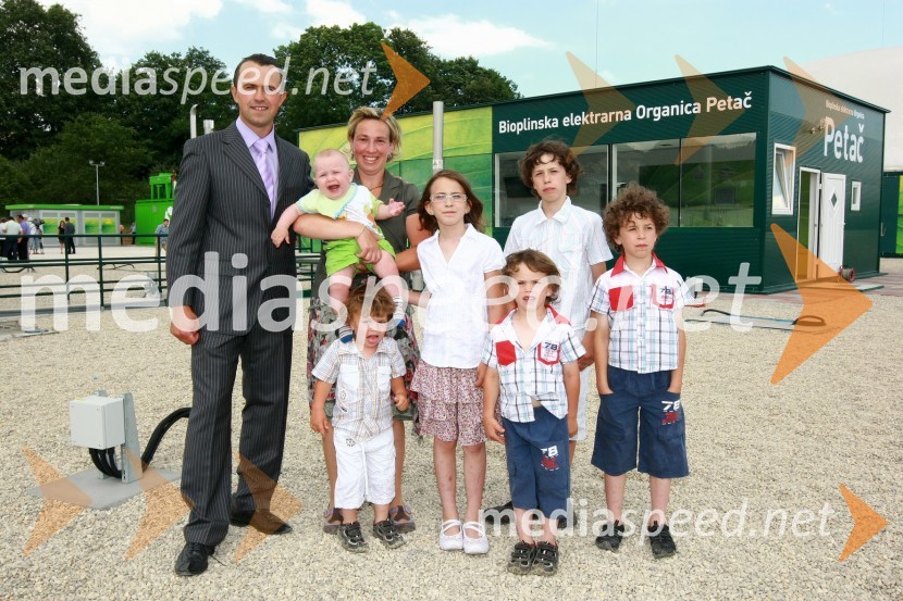 Miha Petač, lastnik bioplinske elektrarne Organica - Petač z družinoOdprtje bioplinske elektrarne Organica - Petač