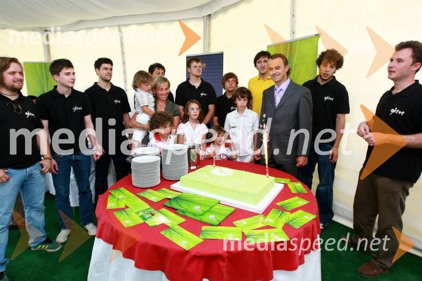 Miha Petač, lastnik bioplinske elektrarne Organica - Petač z družino ter skupina Oktet 9Odprtje bioplinske elektrarne Organica - Petač