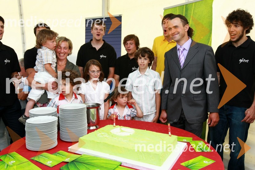 Miha Petač, lastnik bioplinske elektrarne Organica - Petač z družino ter skupina Oktet 9Odprtje bioplinske elektrarne Organica - Petač