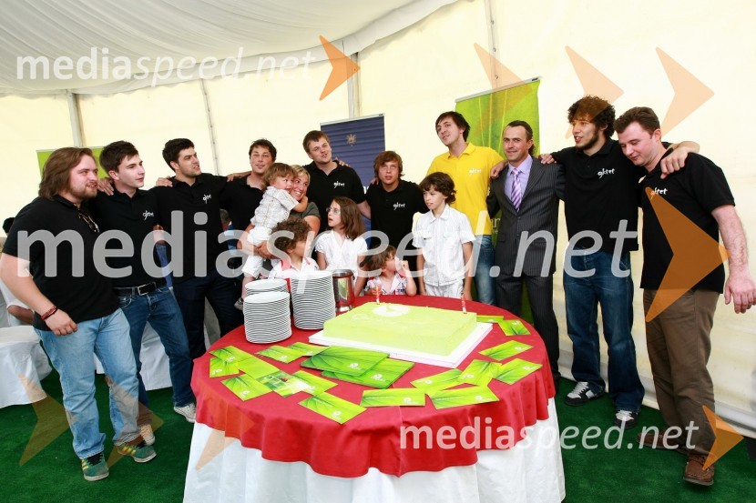 Miha Petač, lastnik bioplinske elektrarne Organica - Petač z družino ter skupina Oktet 9Odprtje bioplinske elektrarne Organica - Petač