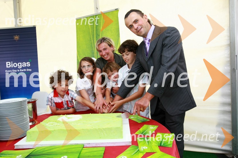 Miha Petač, lastnik bioplinske elektrarne Organica - Petač z družinoOdprtje bioplinske elektrarne Organica - Petač