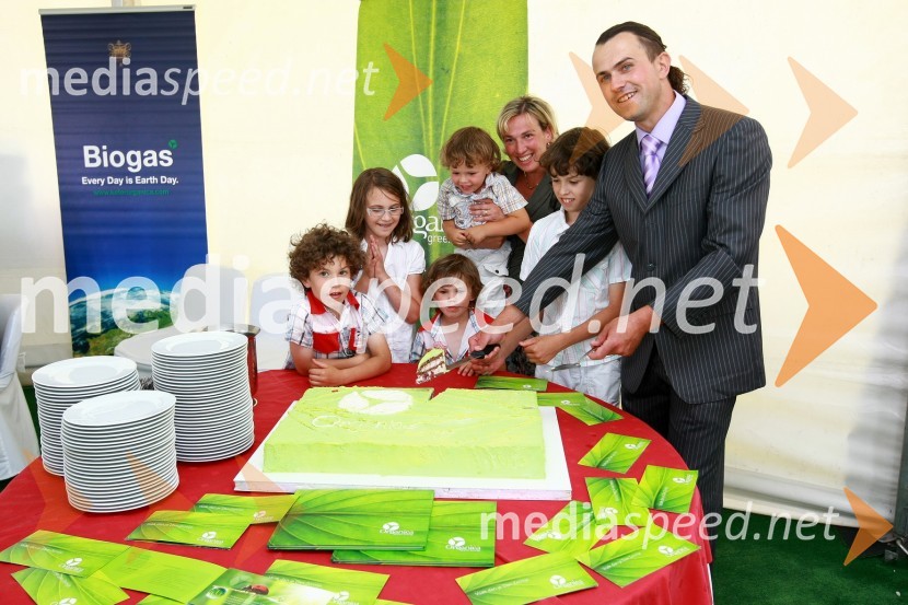 Miha Petač, lastnik bioplinske elektrarne Organica - Petač z družinoOdprtje bioplinske elektrarne Organica - Petač