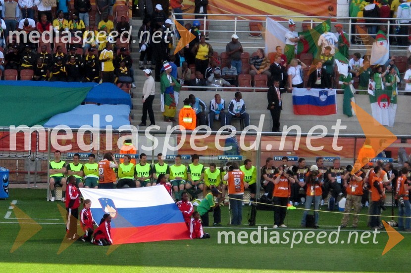 Slovenska zastava na Stadionu Petra Mokabeja, Polokwane in slovenski navijačiSP v nogometu kot ga vidi Danilo Steyer, predsednik ZDVVS