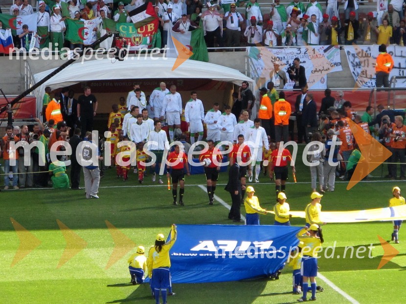 Prihod nogometne reprezentance Slovenije in Alžirije na Stadion Petra Mokabeja, PolokwaneSP v nogometu kot ga vidi Danilo Steyer, predsednik ZDVVS