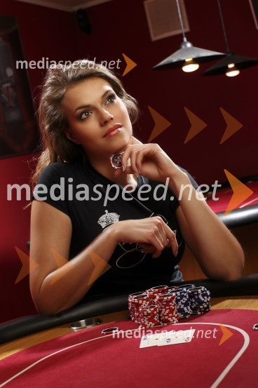 Tina Petelin, Miss Slovenije 2009Tina Petelin, Miss Slovenije 2009 in njen fant Adam Vengust obvladata poker