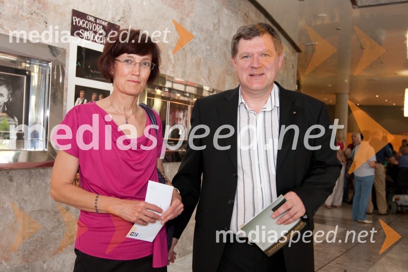 Lucijan Cencič, bodoči predsednik Rotary kluba Nova Gorica in soproga MajdaČakalnica, premiera predstave v okviru projekta Oder za vse