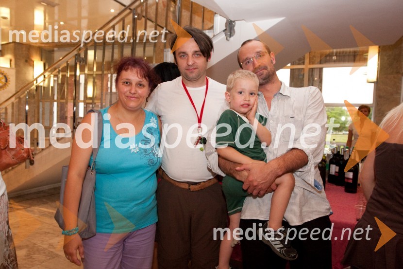 Anja Arčon, Gorazd Jakomini, igralec, Blaž Valič in sin BineČakalnica, premiera predstave v okviru projekta Oder za vse