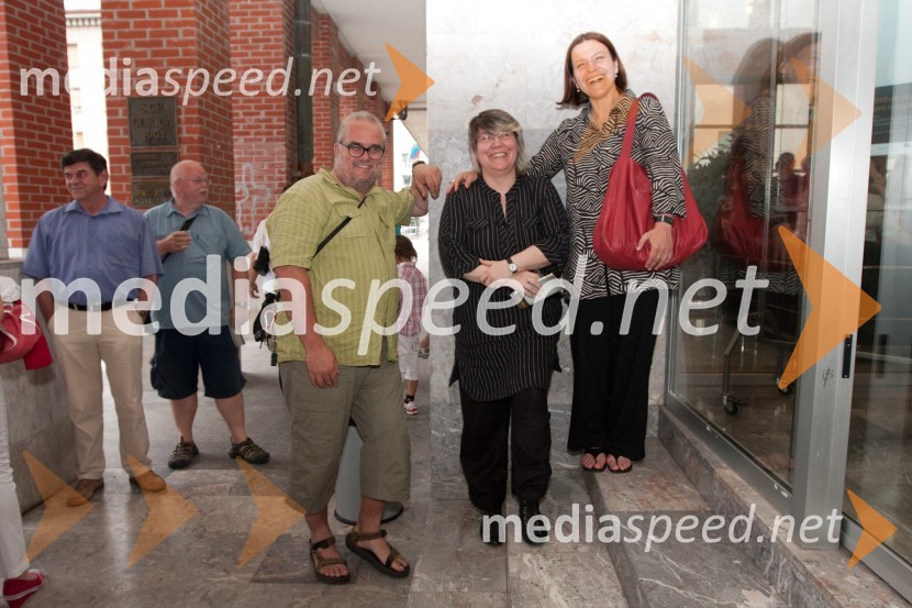 Gorazd Osojnik, režiser, Ira Ratej, uimetniška vodja SNG NG in Branka JurišičČakalnica, premiera predstave v okviru projekta Oder za vse