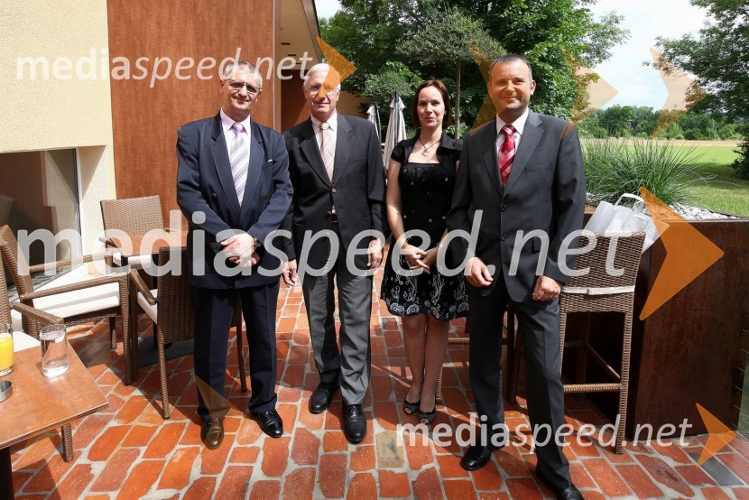 Sadko Mezgec, PR Citroën Slovenija d.o.o., Klaus Oberhammer, generalni direktor podjetja Citroën Slovenija d.o.o., Anja Škerjanc, odgovorna za internet pri Citroën Slovenija d.o.o. ter  Dejan Debernardi, vodja marketinga pri Citroën Slovenija d.o.o.  	 
	Citroën Slovenija d.o.o., novinarska konferenca