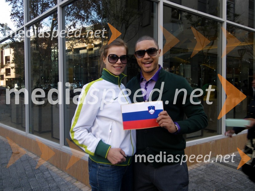 Tina Petelin, Miss Slovenije 2009 in Trevor Noah, komik in voditelj oddaje na TV SABCSP v nogometu kot ga vidi Tina Petelin, Miss Slovenije 2009