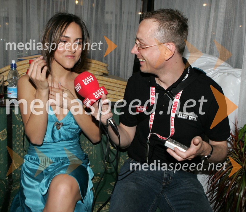 Lana Jurčević, hrvaška pevka in Igor Selan, športni urednik Radia CityRadio City koncert