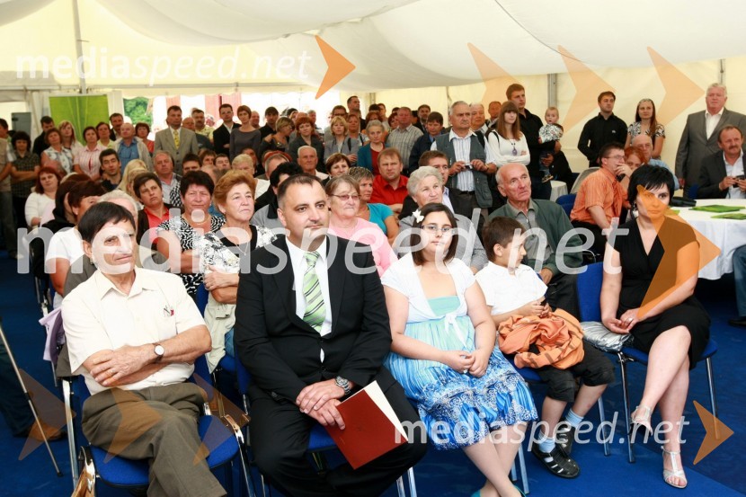 Franc Kekec, župan občine Markovci in Miran Vargazon, lastnik in direktor bioplinske elektrarne Organica - Vargazon 1 z družino
	Odprtje - Bioplinska elektrarna Organica - Vargazon 1