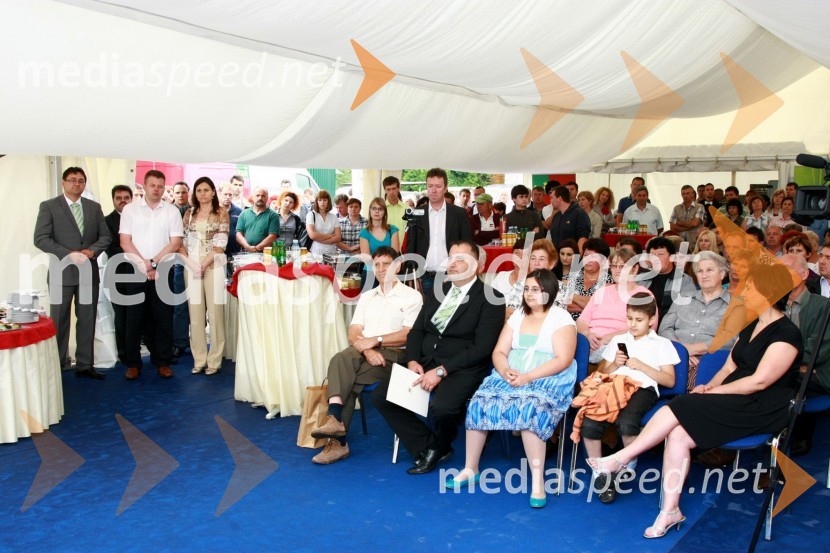 Franc Kekec, župan občine Markovci in Miran Vargazon, lastnik in direktor bioplinske elektrarne Organica - Vargazon 1 z družinoOdprtje - Bioplinska elektrarna Organica - Vargazon 1