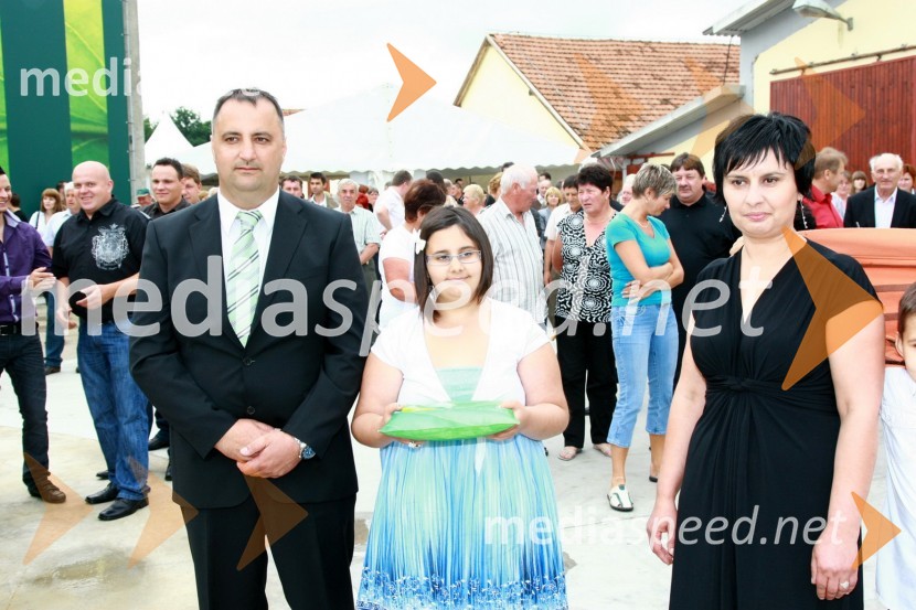 Miran Vargazon, lastnik in direktor bioplinske elektrarne Organica - Vargazon 1 z družinoOdprtje - Bioplinska elektrarna Organica - Vargazon 1