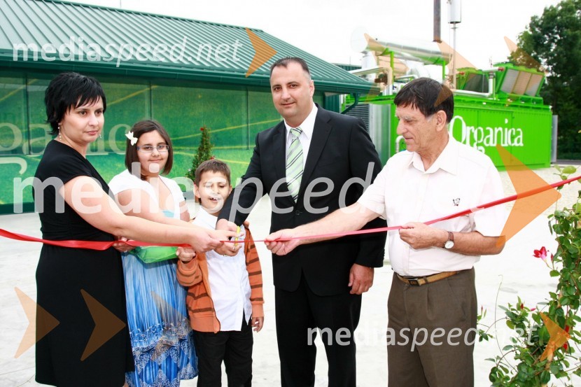 Miran Vargazon, lastnik in direktor bioplinske elektrarne Organica - Vargazon 1 z družino in Franc Kekec, župan občine MarkovciOdprtje - Bioplinska elektrarna Organica - Vargazon 1