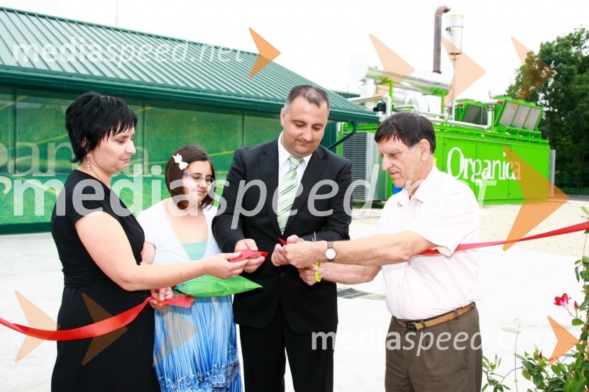 Miran Vargazon, lastnik in direktor bioplinske elektrarne Organica - Vargazon 1 z družino in Franc Kekec, župan občine MarkovciOdprtje - Bioplinska elektrarna Organica - Vargazon 1