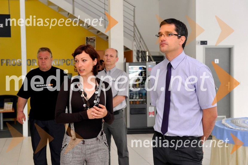 Nina Šarabon, odgovorna za odnose z javnostmi znamke Renault v Sloveniji in Nenad Milosavljević, direktor Avtotehnike CeljeRenault Master in Renault Trafic