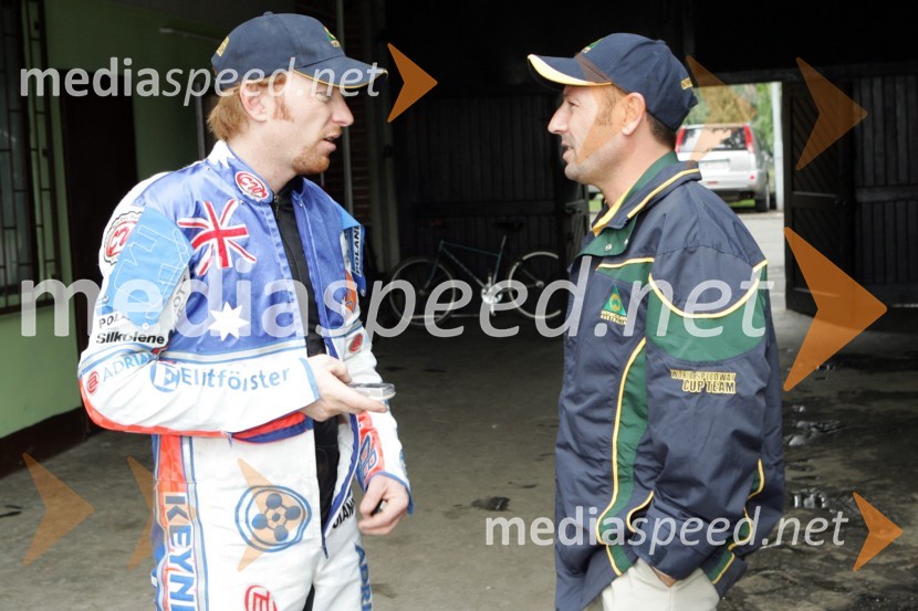 Jason Crump, Avstralija in Craig Boyce, Avstralija. Crump razlaga selektorju ekipe, da zaradi želodčnih težav ne bo nastopil na dirki.SPEEDWAY, SWC Svetovno ekipno prvenstvo v speedwayu 2005, Race off