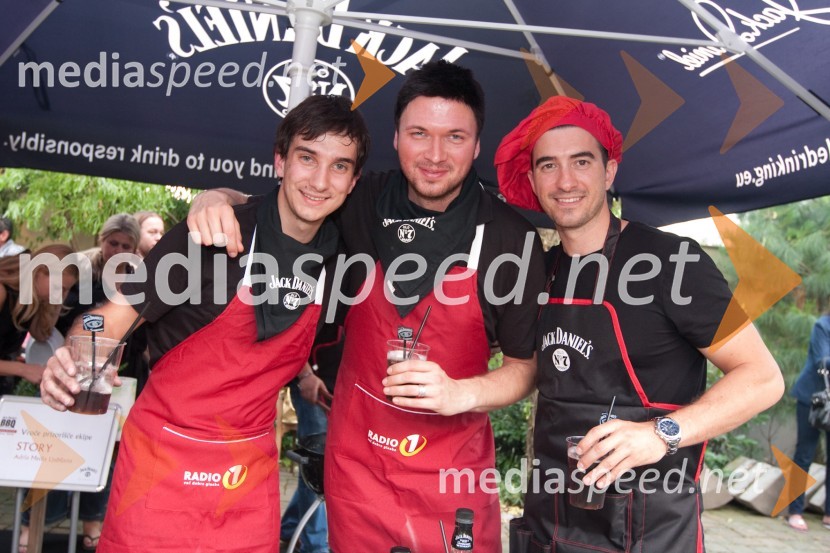 Ekipa Radio 1: Gregor Hribar, producent jutranjega programa,  	Robert Roškar, moderator in Marko Potrč, moderatorJack Daniel's BBQ party