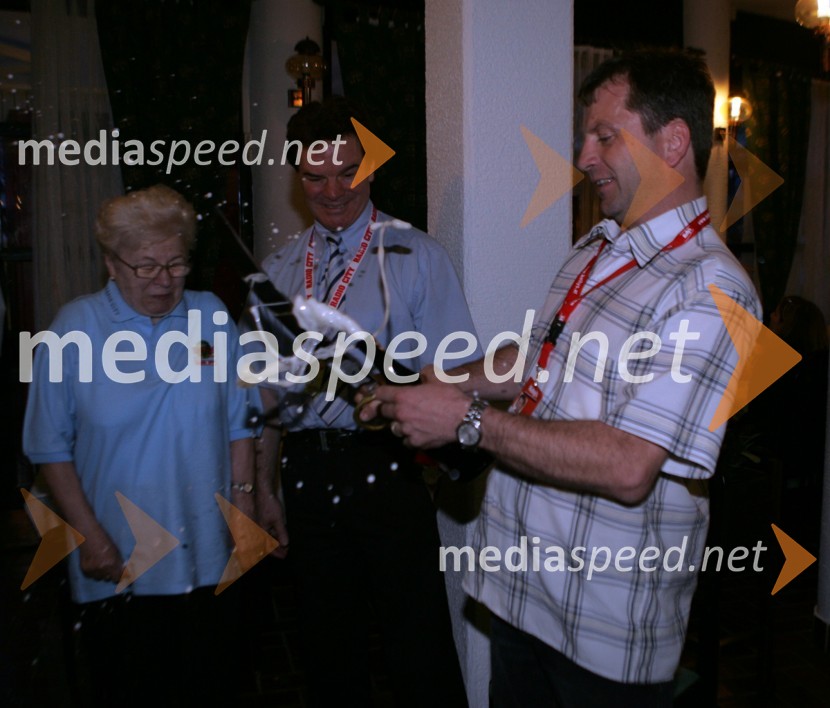 Mišo Hoelbl, lastnik radia City Maribor z mamo Miro in ... med odpiranjem šampanjcaRadio City koncert