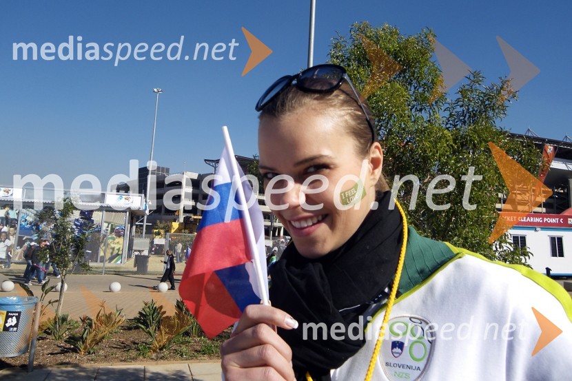 Tina Petelin, Miss Slovenije 2009, v ozadju stadion Ellis ParkSP v nogometu kot ga vidi Tina Petelin, Miss Slovenije 2009