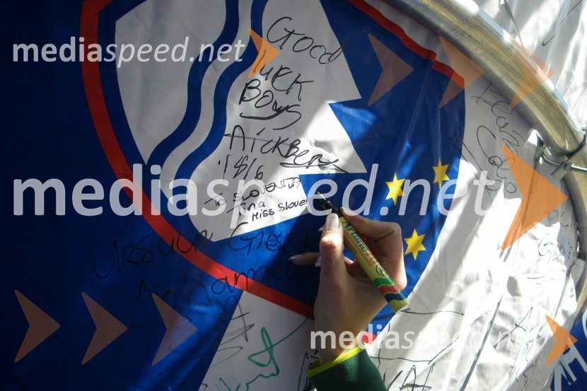 Tina Petelin, Miss Slovenije 2009, podpis za srečoSP v nogometu kot ga vidi Tina Petelin, Miss Slovenije 2009