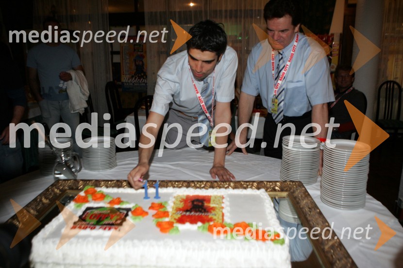 Bor Greiner, odgovorni urednik Radia City in Mišo Hoelbl, lastnik radia City Maribor med prižiganjem sveč na tortiRadio City koncert