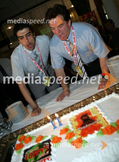 Bor Greiner, odgovorni urednik Radia City in Mišo Hoelbl, lastnik radia City Maribor sta upihnila 11. svečko radia CityRadio City koncert