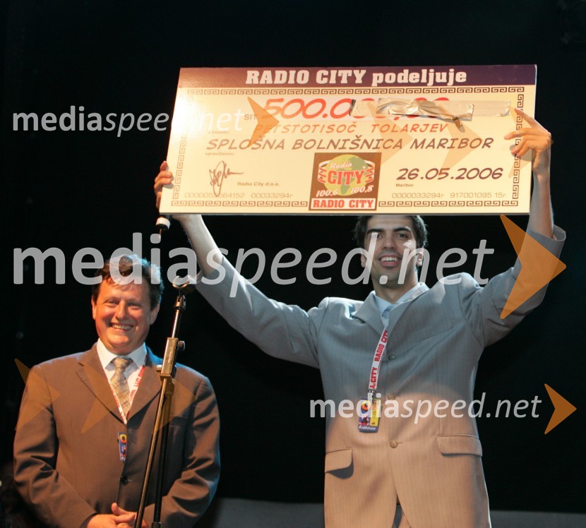 Gregor Pivec, direktor Splošne bolnišnice Maribor in Bor Greiner, odgovorni urednik Radia CityRadio City koncert