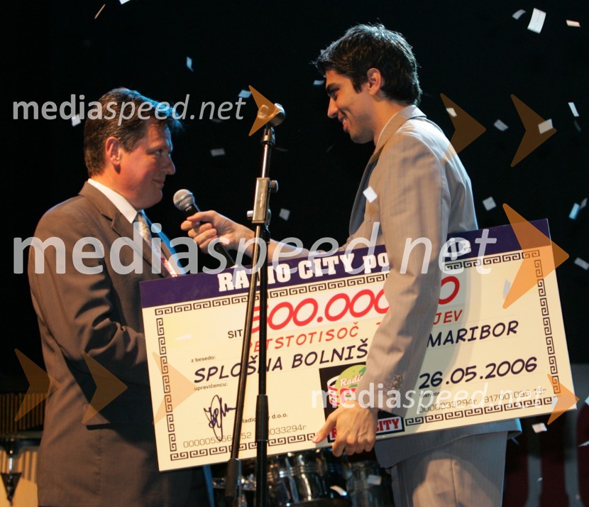 Gregor Pivec, direktor Splošne bolnišnice Maribor in Bor Greiner, odgovorni urednik Radia CityRadio City koncert