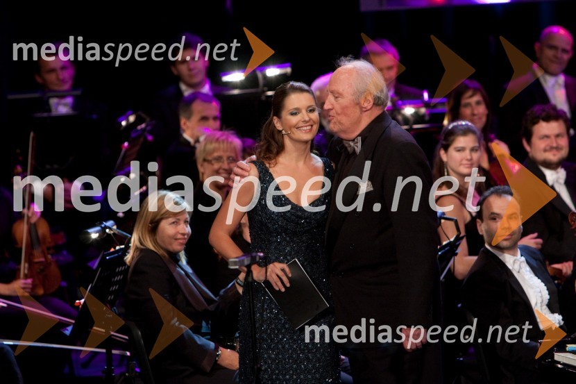 Bernarda Žarn, povezovalka prireditve in Mojmir Sepe, skladateljPoletna noč 2010, koncert v čast Mojmiru Sepetu