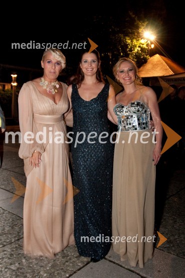 Alenka Godec, pevka, Bernarda Žarn, povezovalka prireditve in Nuša Derenda, pevkaPoletna noč 2010, koncert v čast Mojmiru Sepetu