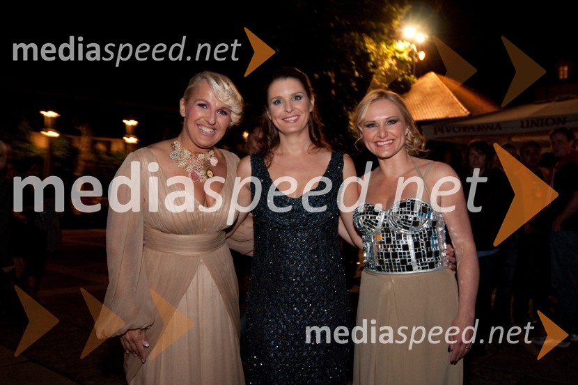 Alenka Godec, pevka, Bernarda Žarn, povezovalka prireditve in Nuša Derenda, pevkaPoletna noč 2010, koncert v čast Mojmiru Sepetu